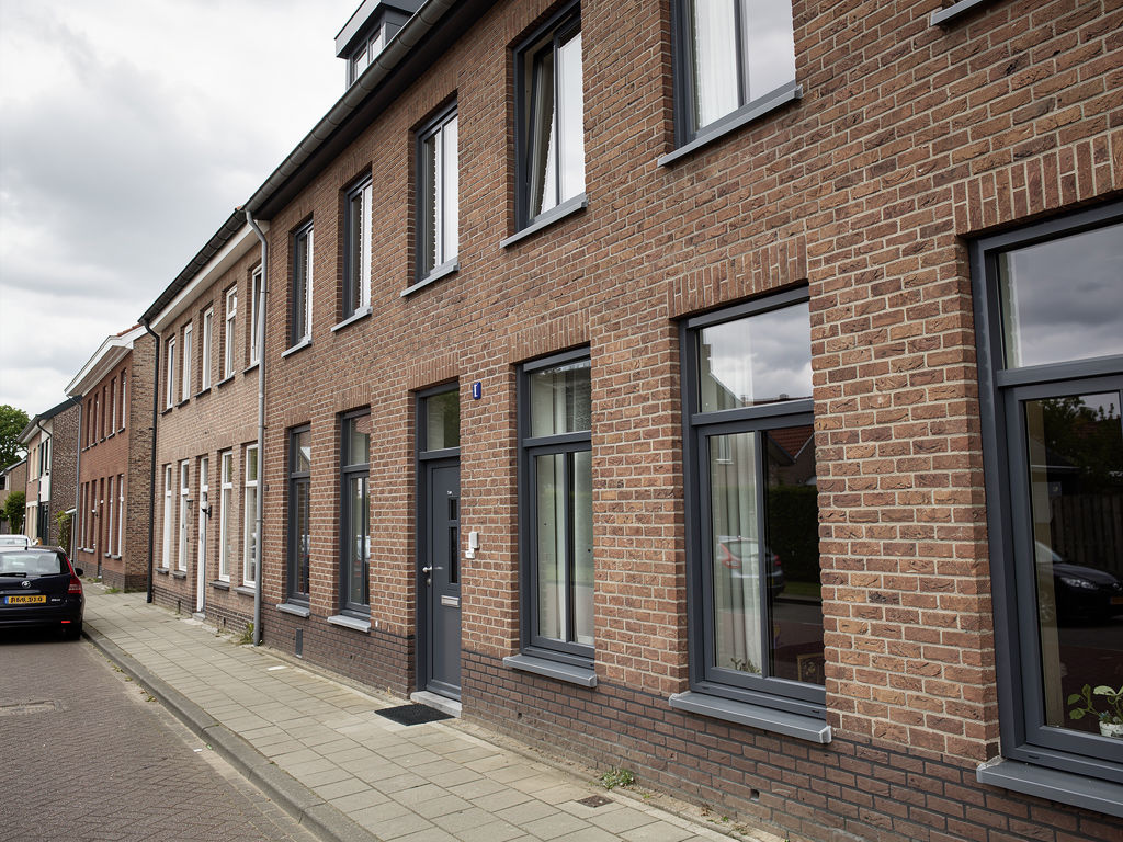 rijtjeswoning in Goirle met antracietkleurige kunststof kozijnen op gevelniveau